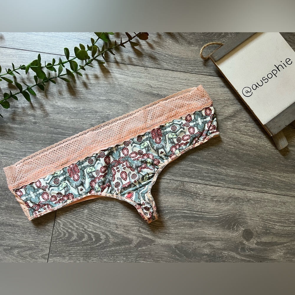 Maaji Low Rise Hip Hugger Jewel Greyhound Design Lace Trim Thong Panty. Size L